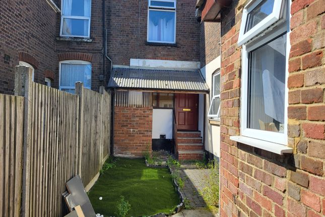 Thumbnail Maisonette to rent in Russell Street, Luton