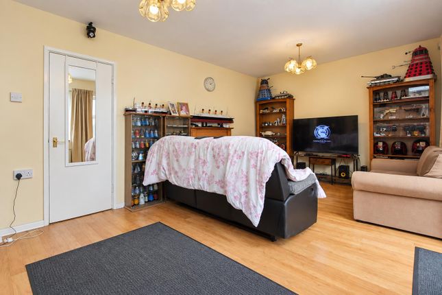 16, Alban Crescent, Borehamwood photo 4