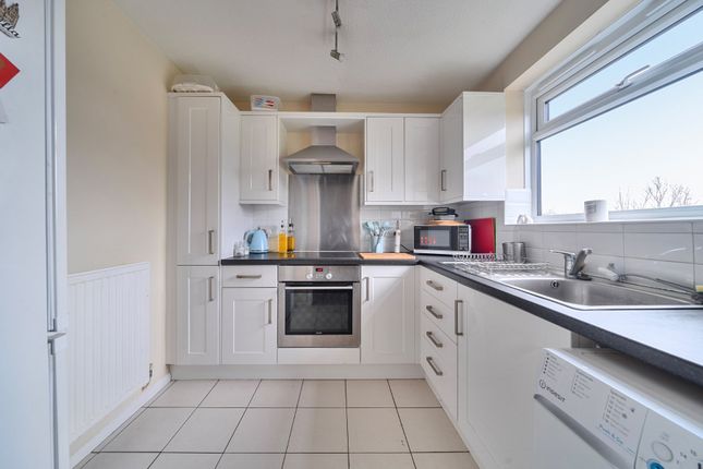 7 Highgrove House,, Kingfisher Drive, Surrey photo 2