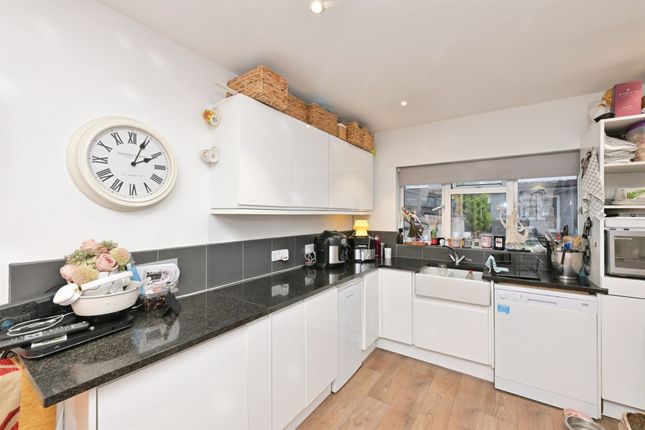 76, River Avenue, Hoddesdon photo 3