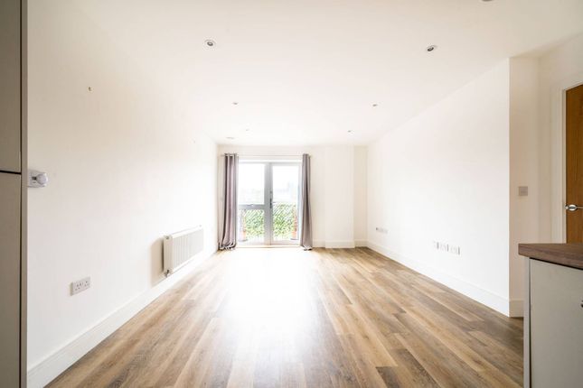 Flat to rent in Station View, Guildford