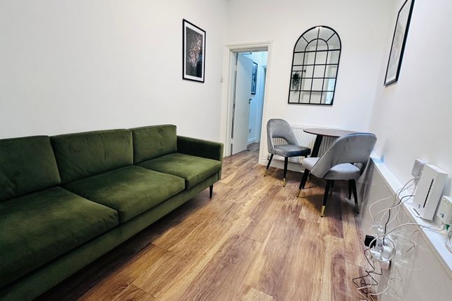 Thumbnail Room to rent in Monmouth Place, London