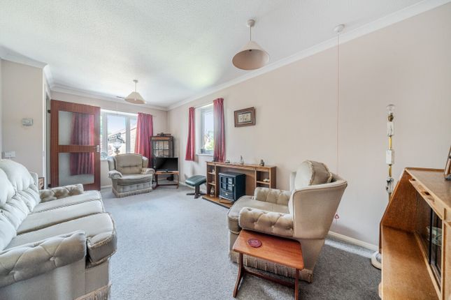 9, Chasefield Close, Surrey photo 2
