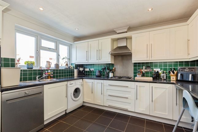 41, Howard Avenue, Aylesbury photo 4