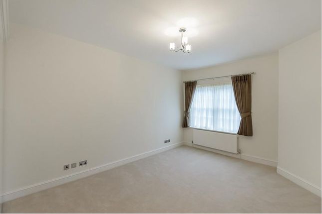 Flat to rent in The Manor, 8-10 Davies Street