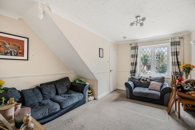 18, Weywood Close, Farnham photo 2