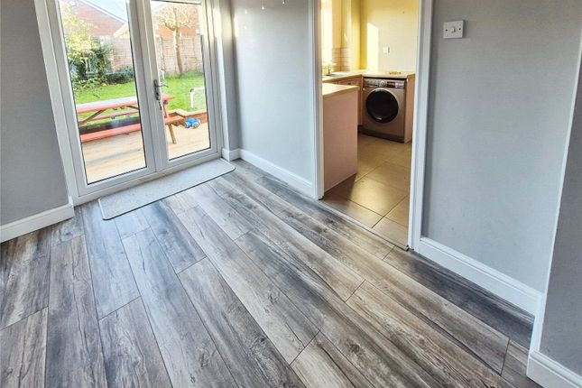 51, Windsor Close, Lincoln photo 3