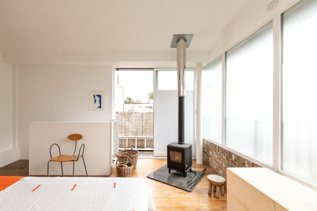 14 Atlas Mews, Ramsgate Street, London photo 3