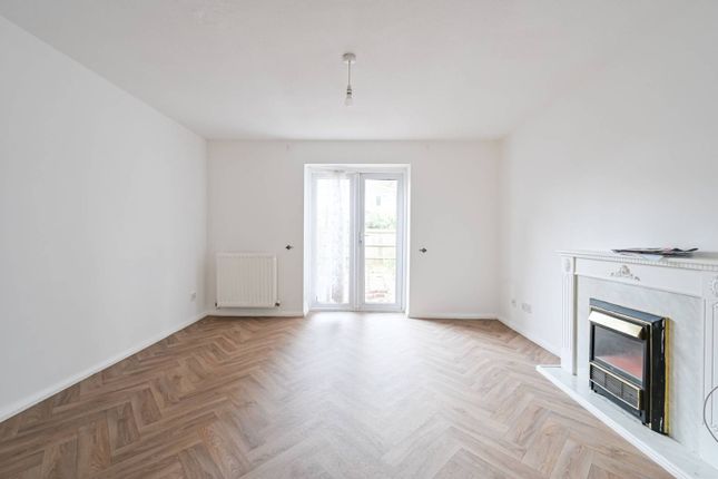 2-bed house on Richard House Drive, Beckton, £2,000/mo
