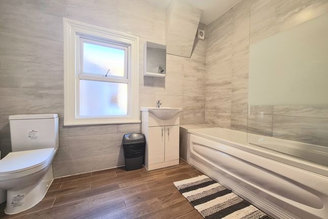 Room 4, London photo 4