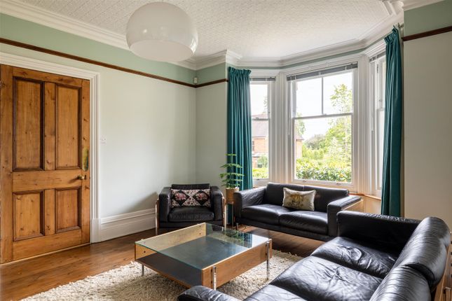 17, Devon Crescent, Redhill photo 4