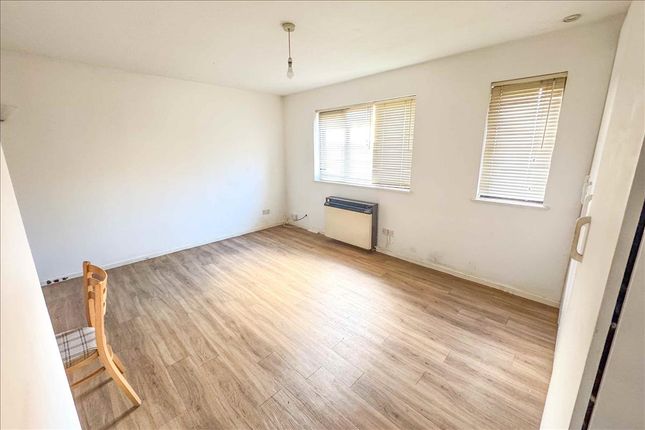 13, Deerhurst Close, Feltham photo 4