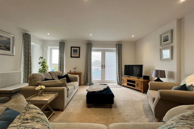 Flat for sale in The Lookout, Holbeck Hill, Scarborough