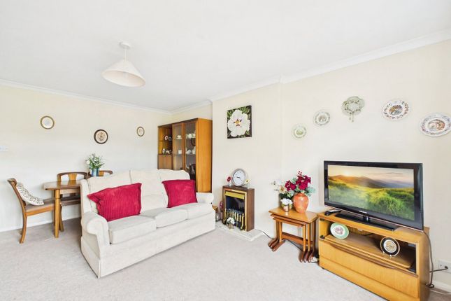 10, King Georges Close, Hitchin photo 3