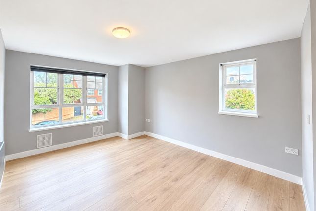 Newcombe Gardens, Hounslow photo 2