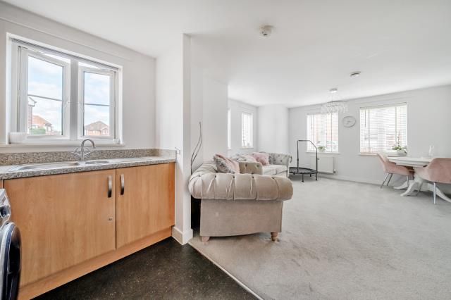 Flat 3, 11, Waterers Way, Bagshot photo 4
