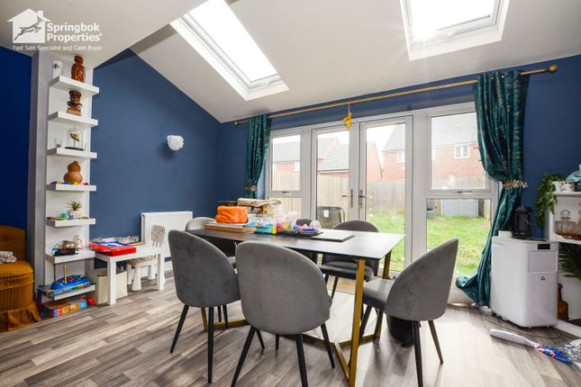 94, Armstrong Fields, Aylesbury photo 4