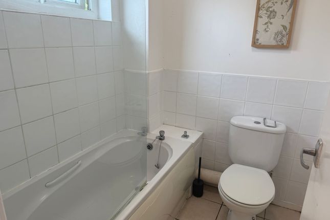 28, Warrington photo 5