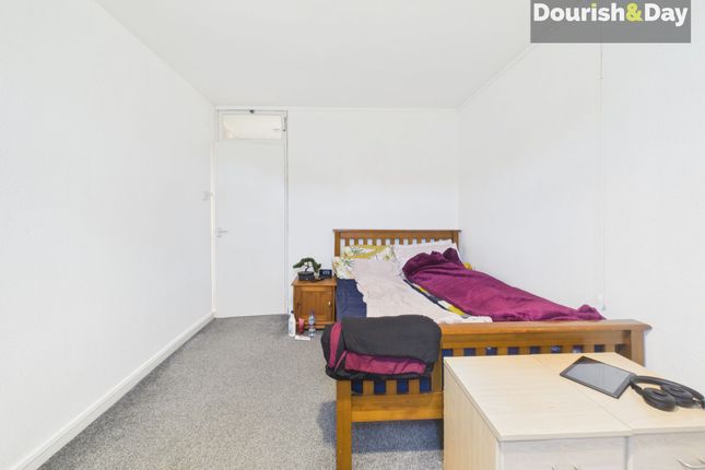 1 Milton Grove, Stafford photo 2