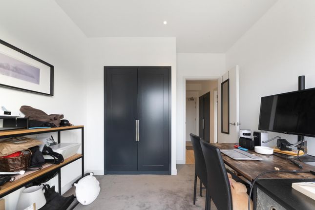 Flat for sale in Modena House, London City Island, London