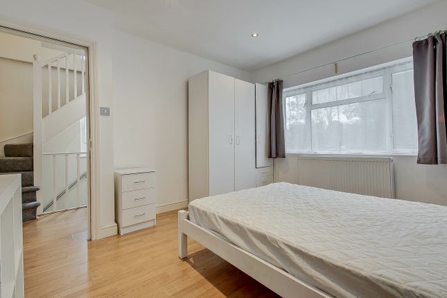 17B, Horsenden Lane North, Greenford photo 3