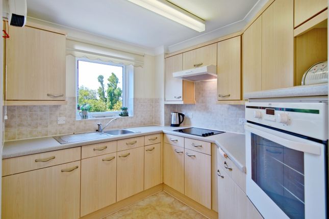48, Coachman Court, Rochford photo 2