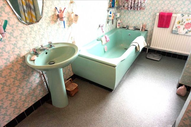 Family Bathroom :
