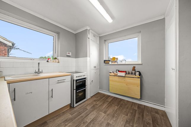 58, Roakes Avenue, Surrey photo 4