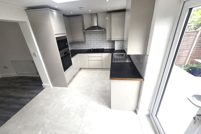 42 Harwood Avenue, Hornchurch photo 2