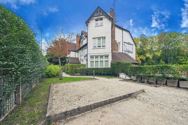 1-bed flat on Flat 5 Greystone Court, London Road North, Redhill, £229,950