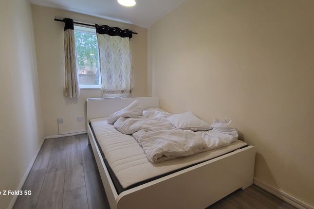 Flat to rent in Courtland Avenue, Cranbrook, Ilford