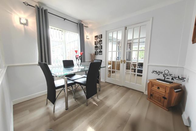 9 Oaklands Park, Langley Common Road, Wokingham photo 4