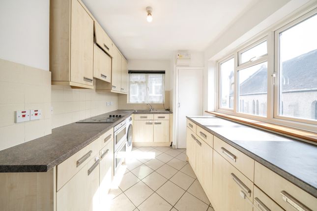 6, Fulham Close, Uxbridge photo 2