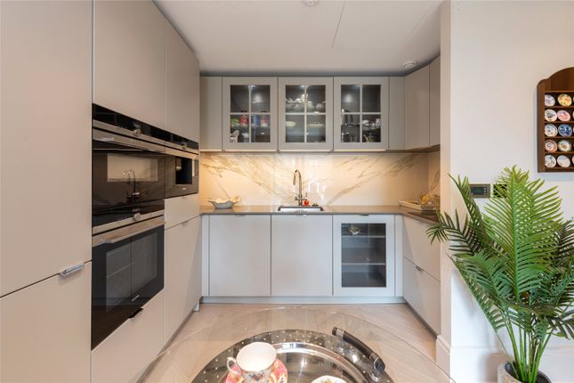 Flat for sale in Kidderpore Avenue, London