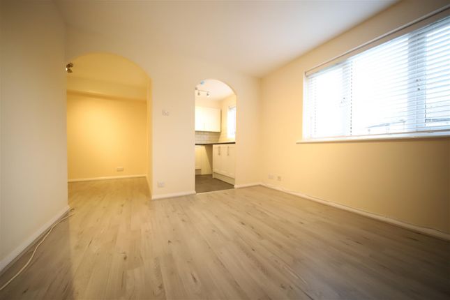 Flat to rent in Magpie Close, Enfield