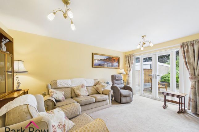 11, Eversley Garth Crescent, Leeds photo 3