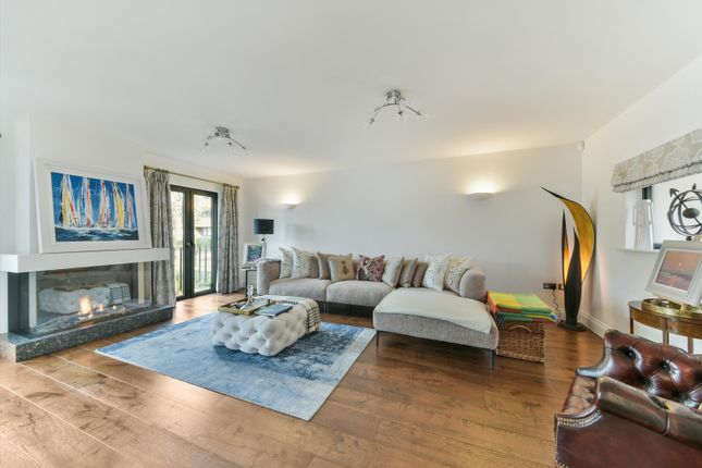 Thumbnail Semi-detached house to rent in Mews Street, London E1W.