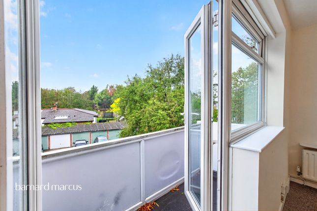 Flat 7, Ealcom Court, Tring Avenue, London photo 3