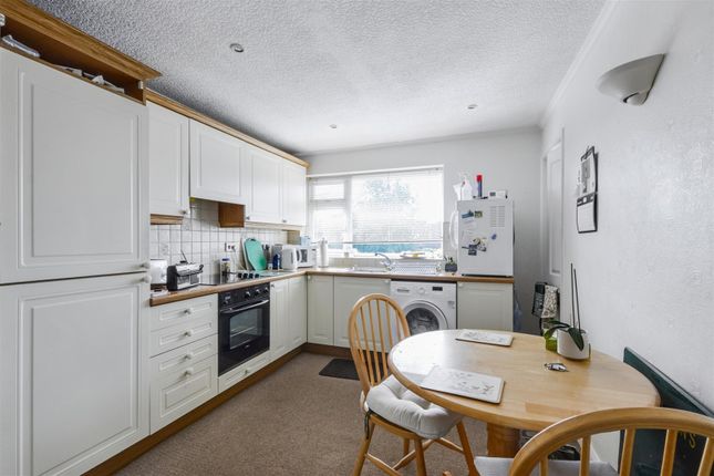 8 Lingfield Court, Wollaton Vale, Nottingham photo 4