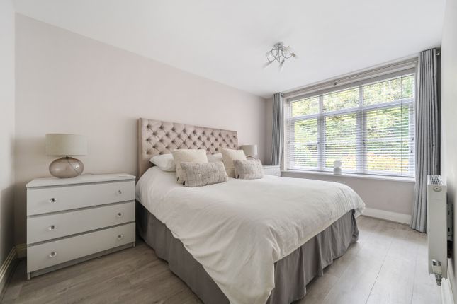 2 Amber Lodge,, Croft Road, Surrey photo 5