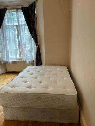Studio to rent in Beauclerc Road, London
