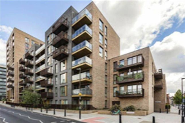 Flat for sale in Upper North Road, Canary Wharf, London