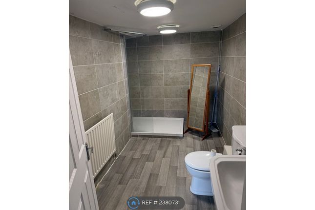 Flat, Sextons Hampton Court Road, East Molesey photo 5