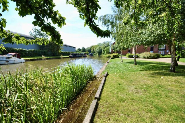 Flat for sale in The Wharf, Linslade