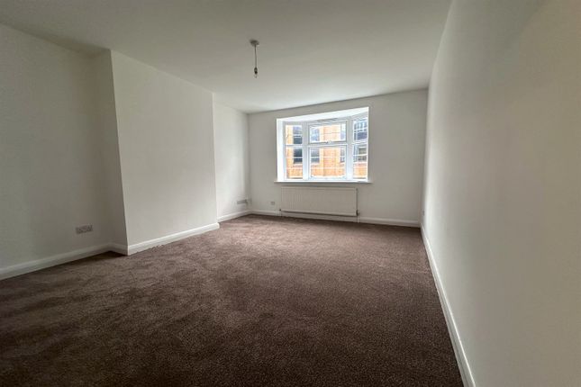 4 St James Ct, Surbiton photo 4