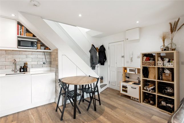 Flat 7, St. Martins Court, 140, Trinity Road, London photo 4