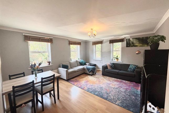 40, Glandford Way, Romford photo 2