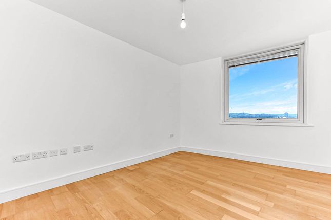 Flat for sale in Marina Point East, The Quays, Dock Head Road, Chatham, Kent
