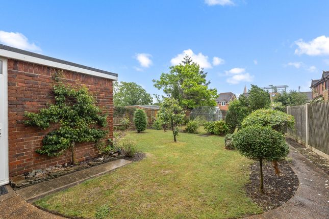 24 Frenches Mead, Billingshurst photo 3