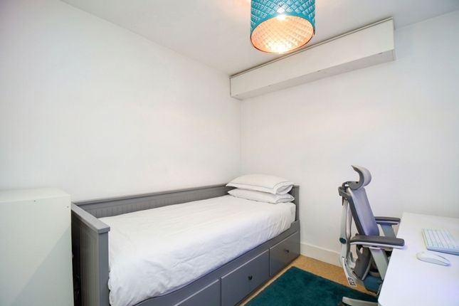 7 Laburnum Street, Salford photo 4